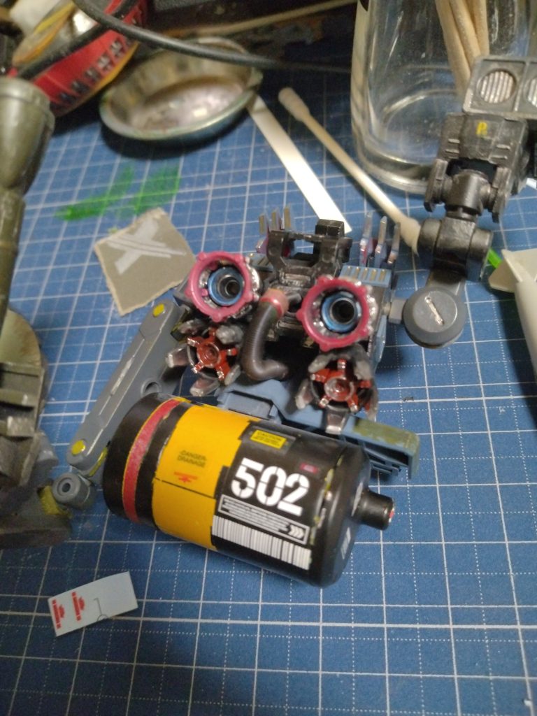 ランドセルにバーニアもりもり、グフシールドに付いてるタンク？を移設したので背面が重くなりすぎた