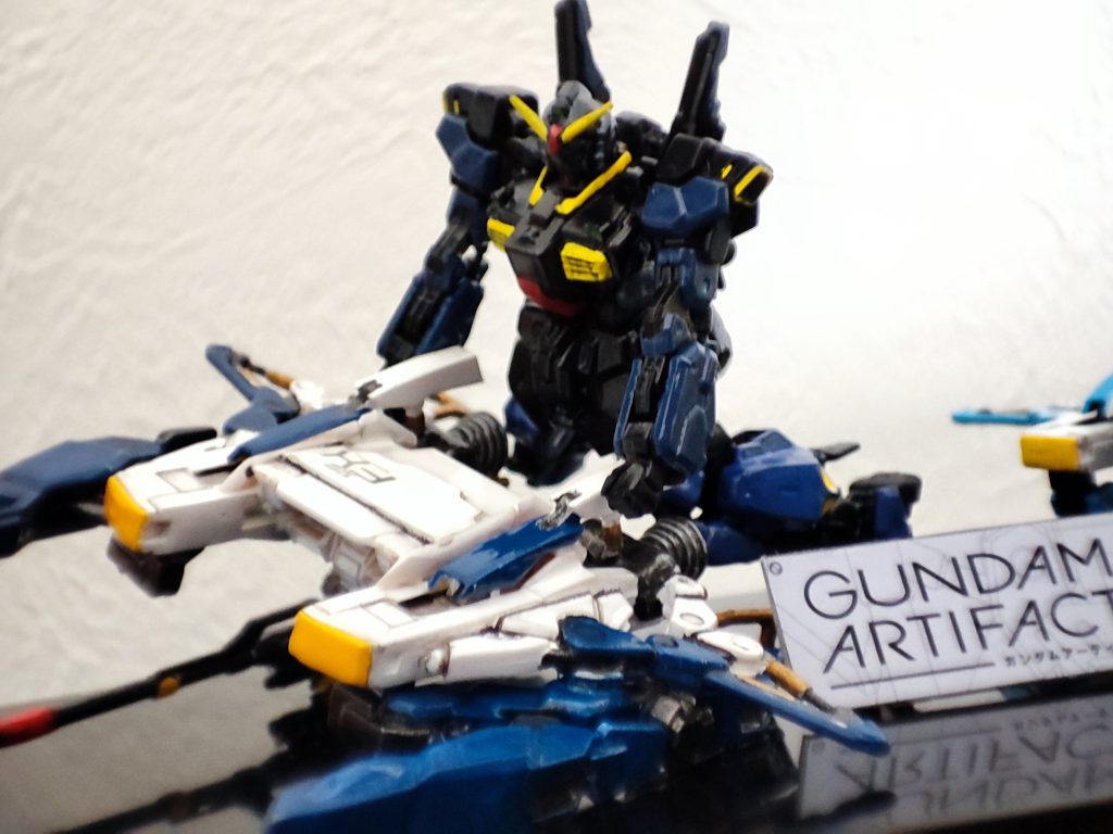 残ったMkⅡはティターンズ仕様(色塗り少し楽だった。。手抜き仕様)にして、足は適当に曲げてみました。ほんとはGディフェンサーの上で片膝付きで立たせかったのですが、そこまでの加工技術がありませんでした。。今後、ぼちぼちトライしますけど、先ずは初加工ということで。