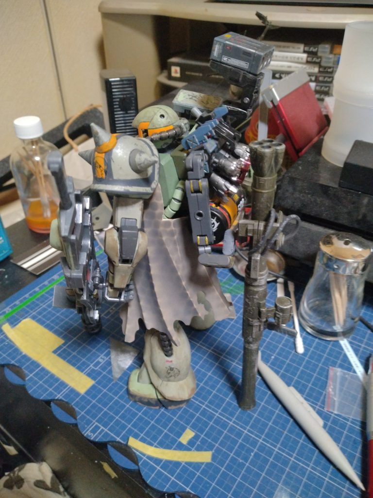 直立では背面が重く倒れるのでバズーカで支えて、ガトリングでも倒れない様に