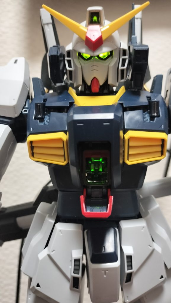 ツインアイとコックピットが光るのは良いですね。バックパックとの接合具合によりついたり、つかなかったりですが点灯するのはロマンです。