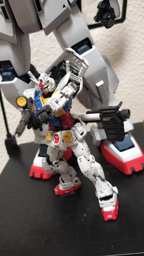 やっぱりどのアングルも良いですね。因みに後のモビルスーツの膝までしか、たっぱがないのは144/1と60/1の差ですね。