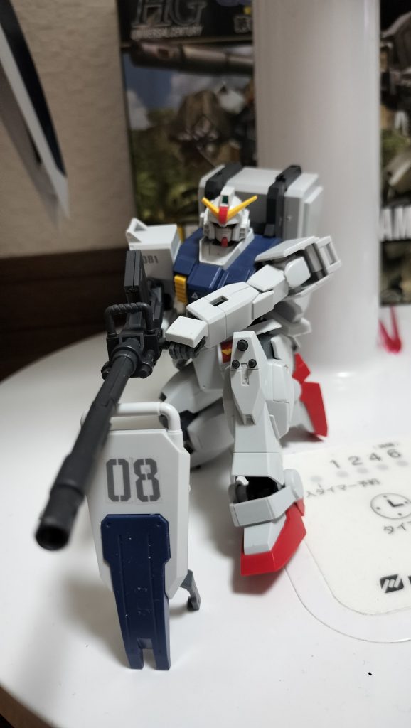 素組みですが顔のバランスがおかしいのはアルコール飲みながらだったので切り間違えて一旦はゴミ箱に行きましたが、戻して接着剤でくっつけたのでチグハグです。