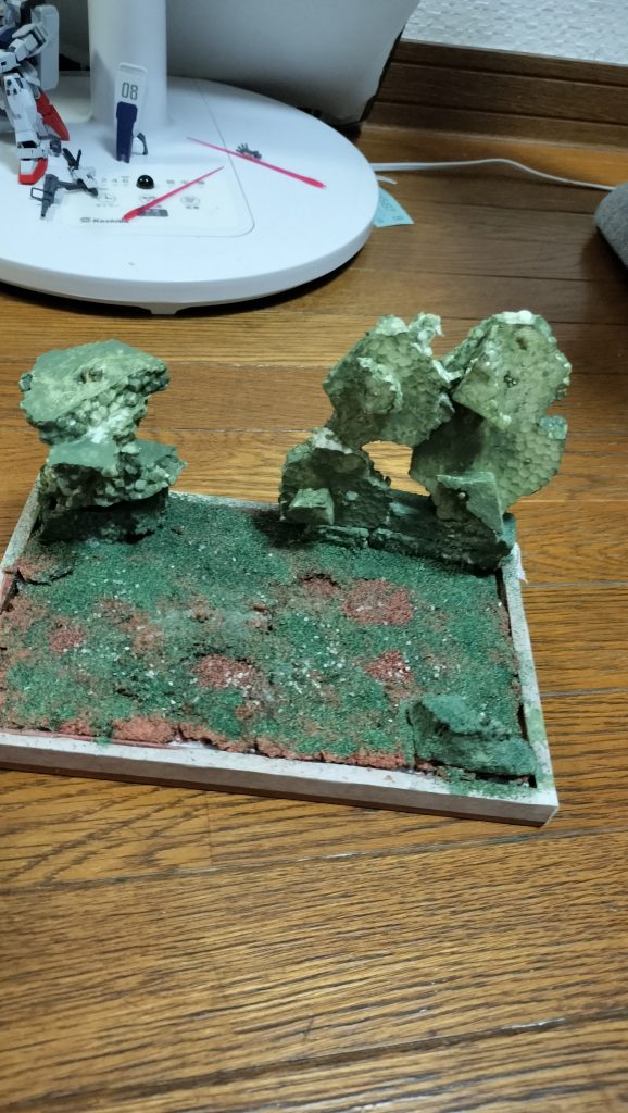 なんだかんだで木を作りたかったのですが失敗、発泡スチロールで形を作って周りを木っぽくしたかったが別のイメージになりました。