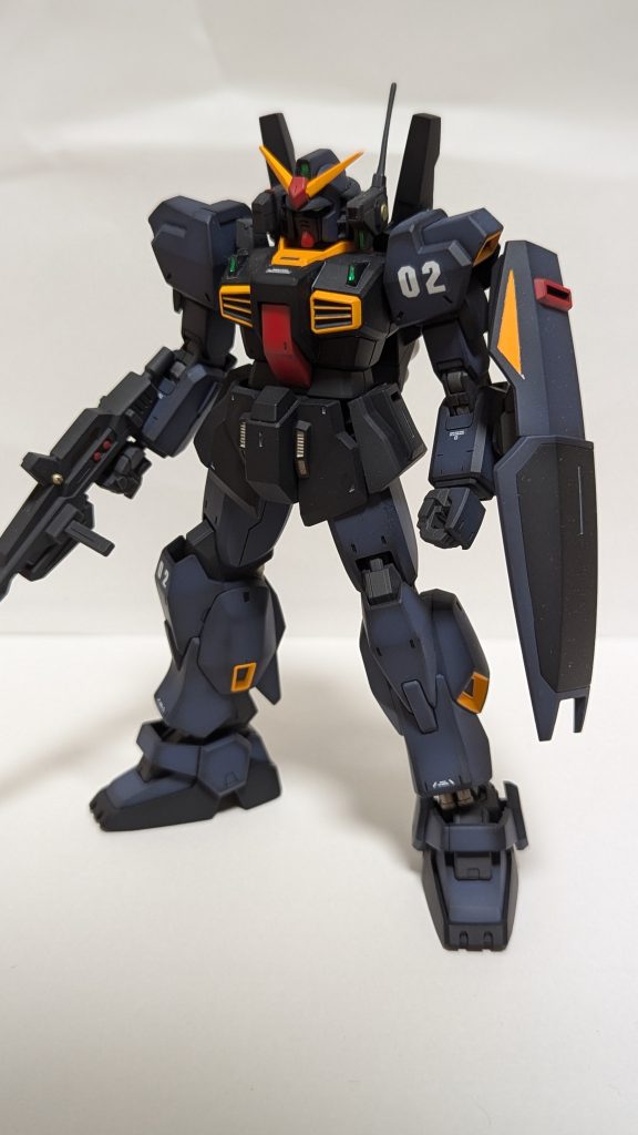 合わせ目消し、エッジ出しの他に、一体成型されていた背面のスラスターを2つに分けるなどの工作をおこないました。