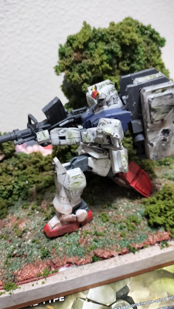 自分の悪い癖で何でもかでもキズを付けすぎたかと反省。ですが、傷跡に黒をつけても良かったのですが、森林っぽい感じを出したかったのであえて、緑色を足しました。足は土色を適当にですね。