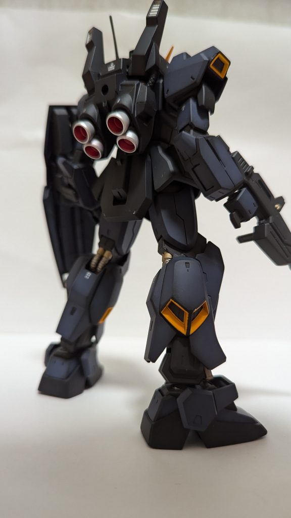 右手のシールド用ダボ軸はプラバンで埋めました。