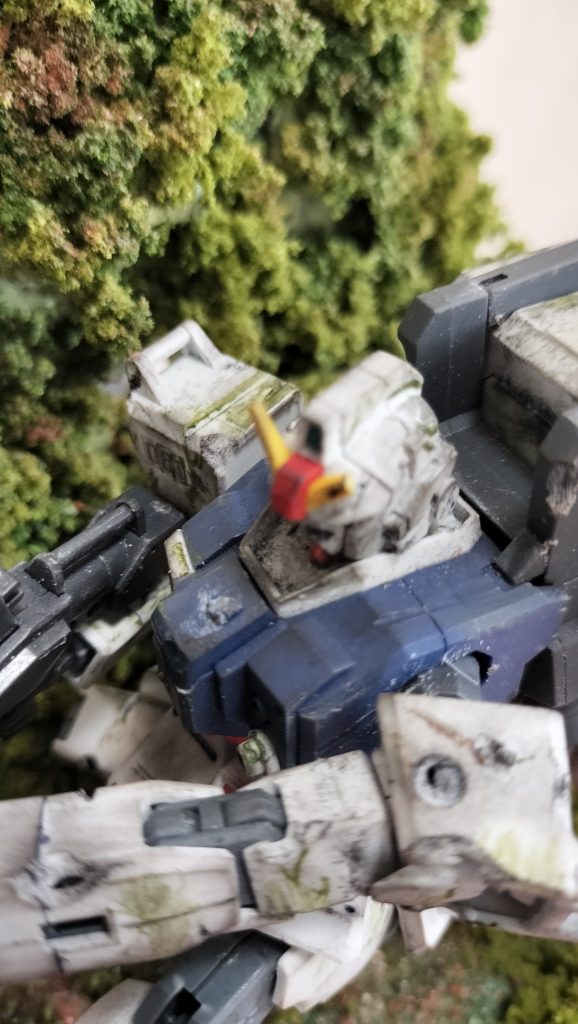 角が両方長さが違うのは、組み立てるときに、アルコール飲みながらしてたので、誤って切ってしまいました。戦闘ではこういうのもあると、自分に言い聞かせて作りました。