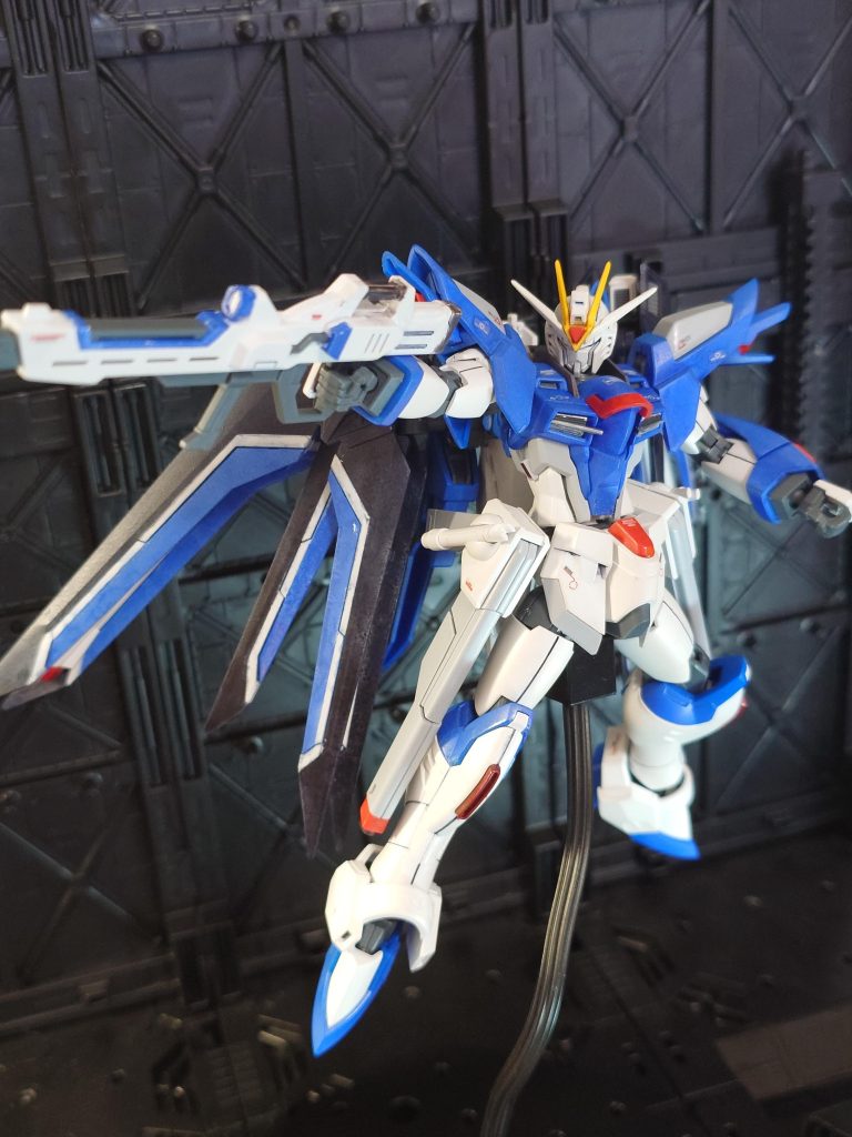 当時は手が出なかった塗装にも初挑戦。いきなり無謀かと思いましたが、あまりに映画が格好よく、勢いで全塗装に初挑戦ᕙ(  • ‿ •  )ᕗガンダムマーカー便利ですね。ペンをエアブラシにできるとか驚きました。細部の筆塗りはムラだらけです(笑)