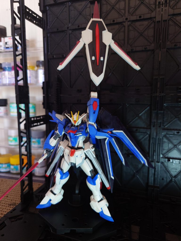 個人的に映画で好きなシーン冒頭の戦闘後、シールドがガシャーンと戻って来るシーン。キラの圧倒的な強さにしびれましたね。