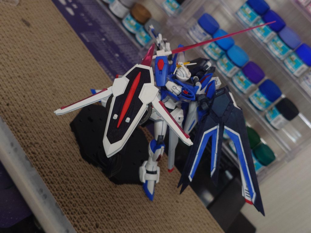 個人的に映画で好きなシーン2ファウンデーション戦での高速戦闘。空力ブレーキからのシールド発射。回転斬りからの振り向き射撃、シールド収容の流れがかっこよすぎました。