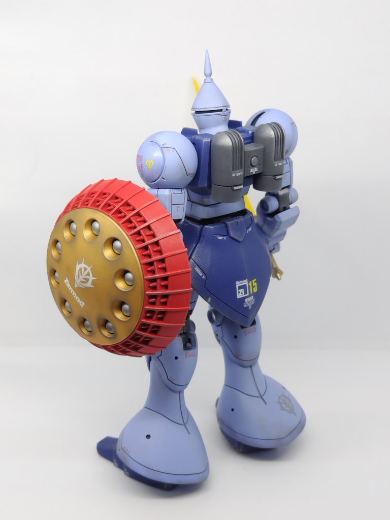 バックショット。頭部横と、裾の合わせ目を消してます。