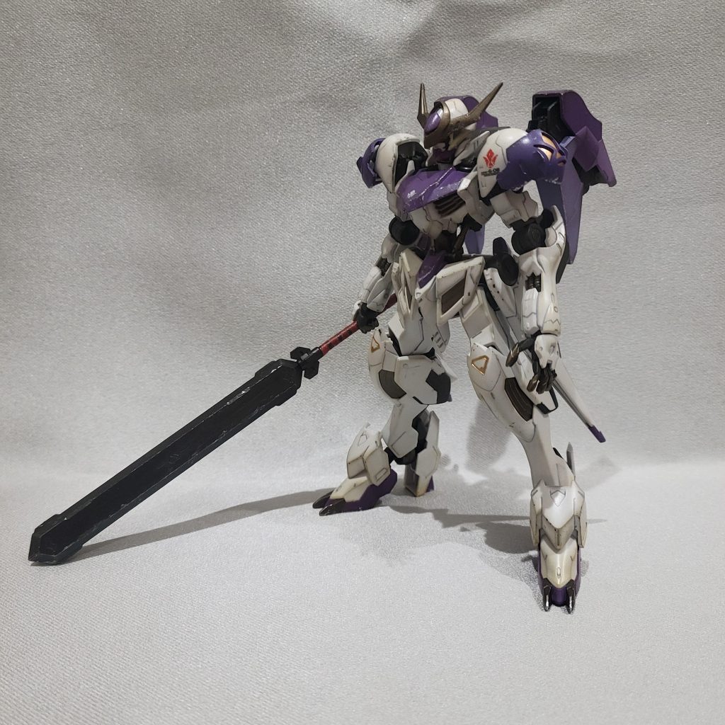 汚しはほどほどに、デカールもあえて鉄華団のエンブレムのみに