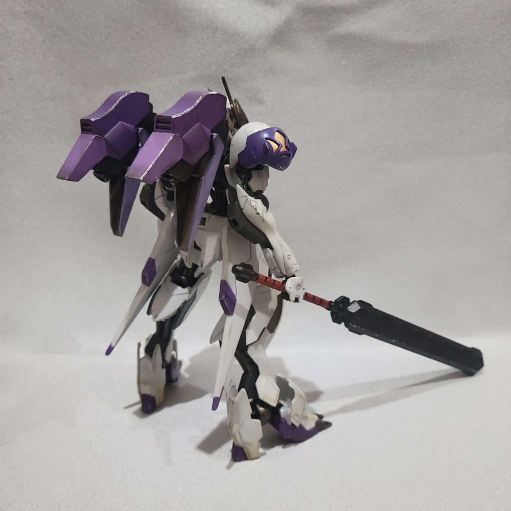 紫をパーソナルカラーにして差し色に金色を入れました
