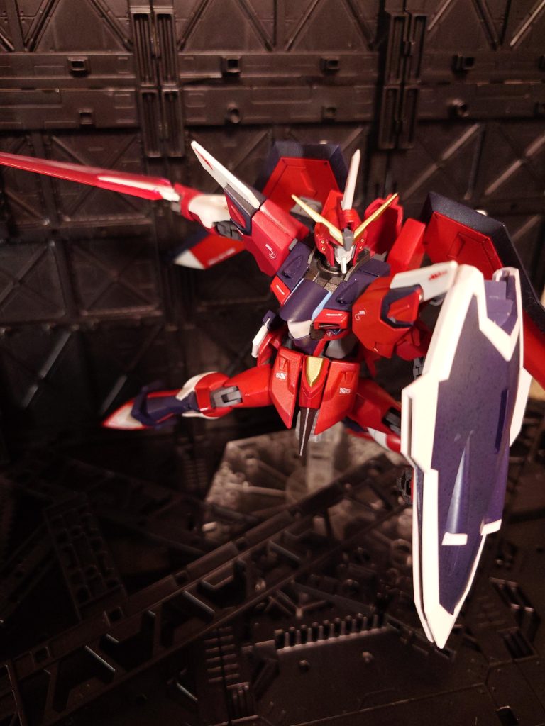 箱絵風飛ばしてよし、持たせてよし、ビーム刃も出せる。ライフリ、イモジャのシールドは傑作です。HGなので剣を腕の軸上に真っ直ぐ振りかぶらせると手首からポロりしますが、そこら辺はカメラの設定をいじってぼかして微調整。色々試して楽しい。