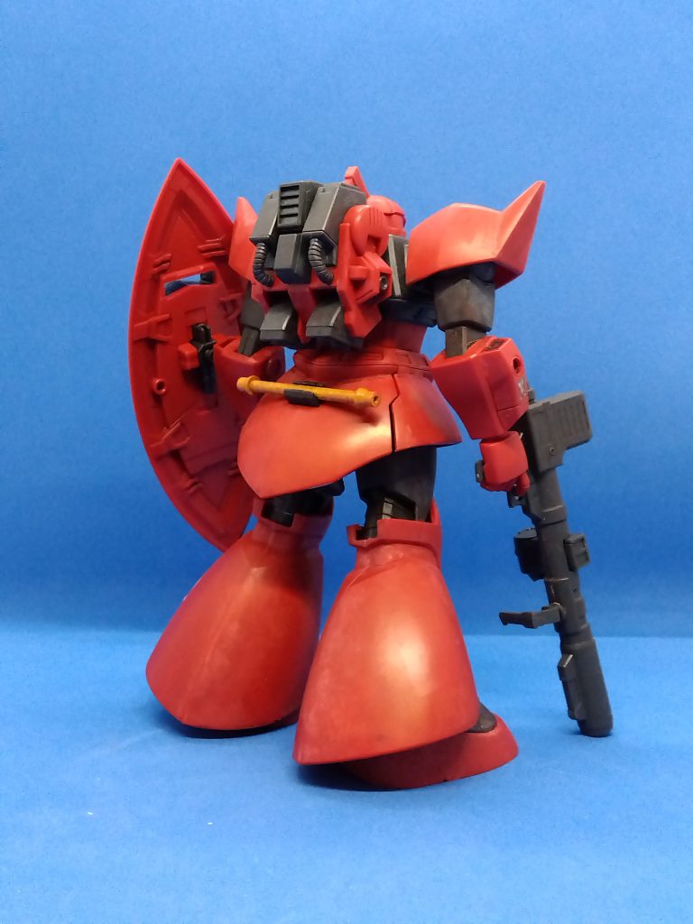 今回は下地塗装を省き。成型色にウェザリングカラーのマルチホワイトを含ませた固く絞ったティッシュをポンポンと叩きつけ、次にグレーズレッドを同じように乗せていくの繰り返し。ある程度やったらトップコート後にブラウン系のウォッシングをしてキット付属のシールで仕上げ。真紅も良いですが、やはりこの頭部で朱色にしたくなります。