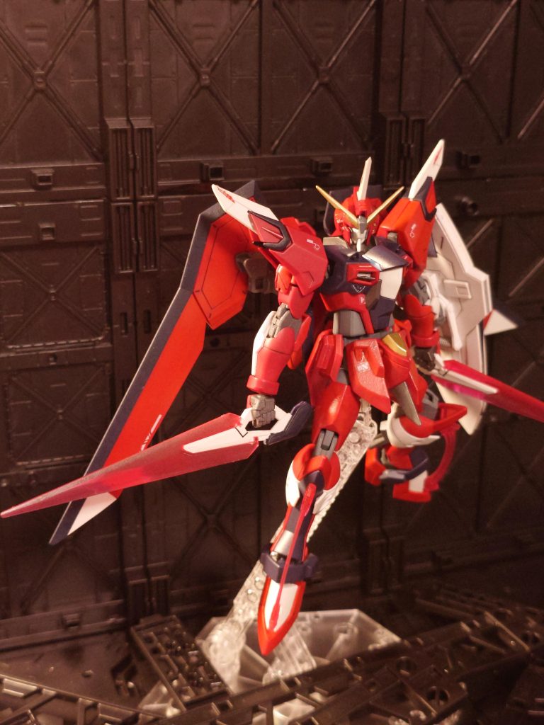 二刀流もカッコいいです。実は、当初イモジャもガンダムマーカーエアブラシで全塗装しましたが、乾燥不十分でトップコートを吹いてしまい全身ドロンドロンに(• ▽ •;)8作目辺りからコードレスのエアブラシにデビューしたのを機に全身塗装を吹きなおしました(笑)