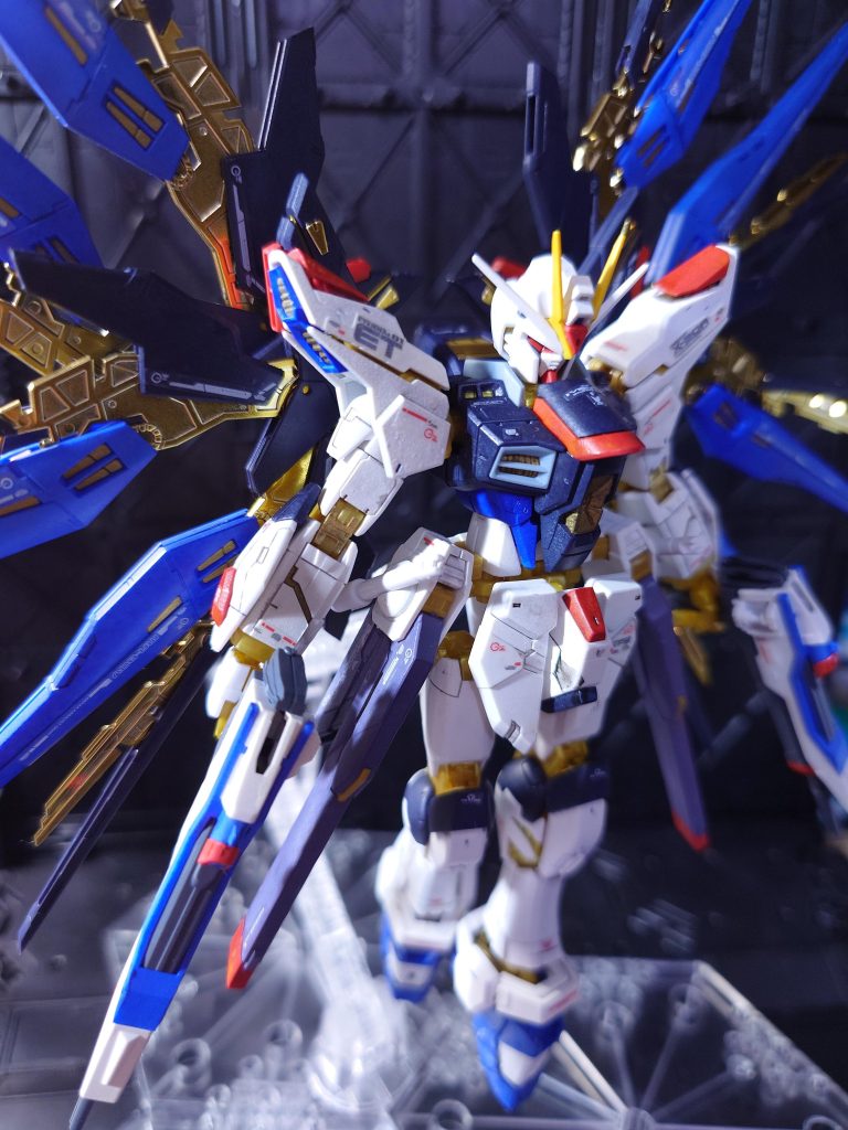 青、白、金の聖騎士感、そこに黒と赤の引締め。パーツの隙間から覗く金メッキ。