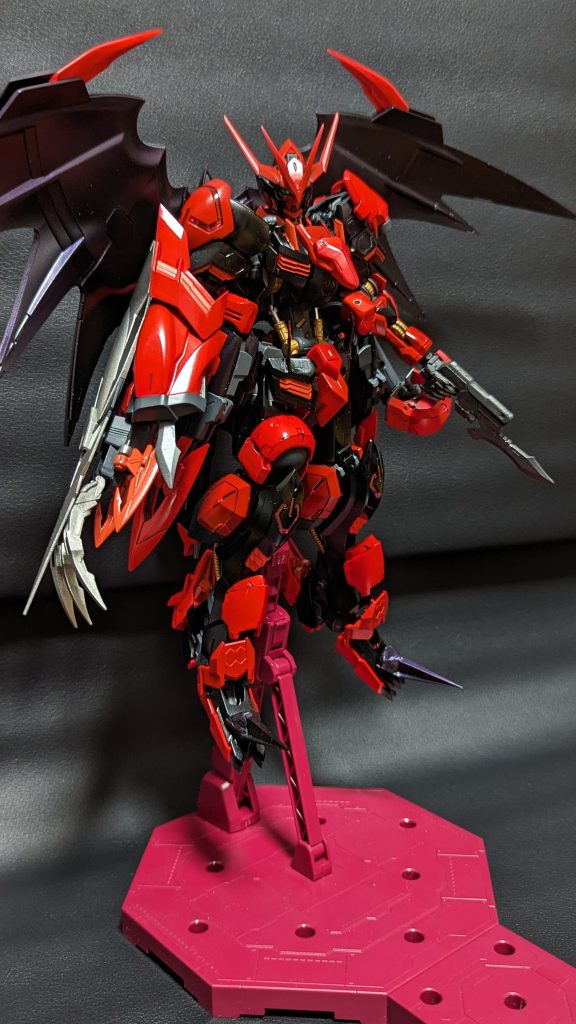 右腕のトリケロスはほぼ無改造で付ける事はならず、手を入れる部分を削って、握り拳のパーツに変えれば何とか入りました。マウント二丁拳銃は元のパーツにMGガンダムアストレイレッドフレーム改の余剰パーツを切り貼りで追加。持たせるには難しいので武器持ち手を多少削って入るようにしてます。