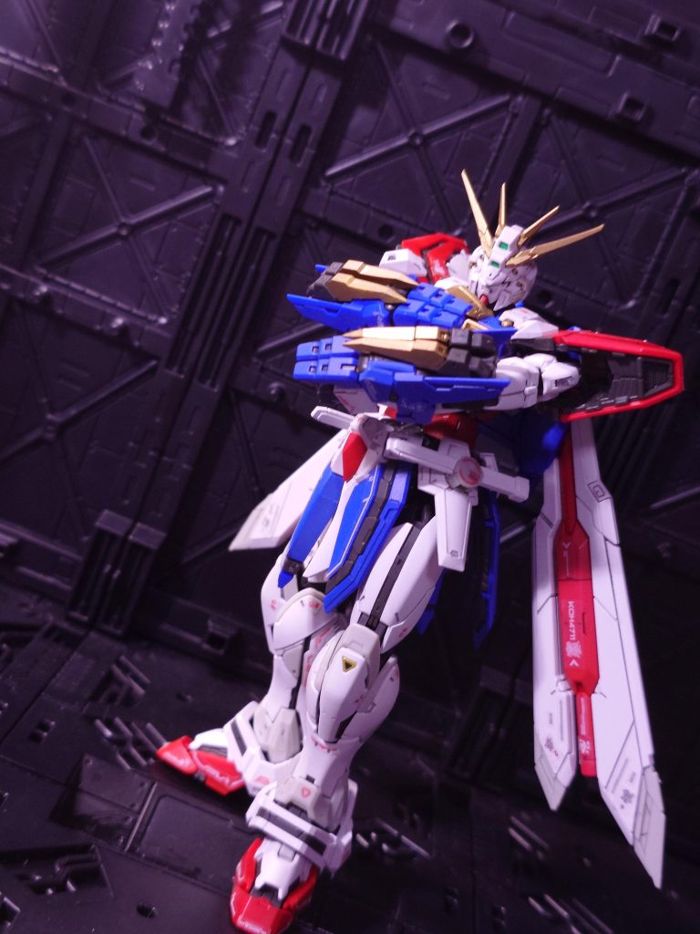 可動域の広さをウリにするだけあって、ポージングが自由自在！写真を撮るのが楽しくて仕方ありません。腕組みポーズ用に肩関節追加してるとかバンダイの執念を感じますね（笑）