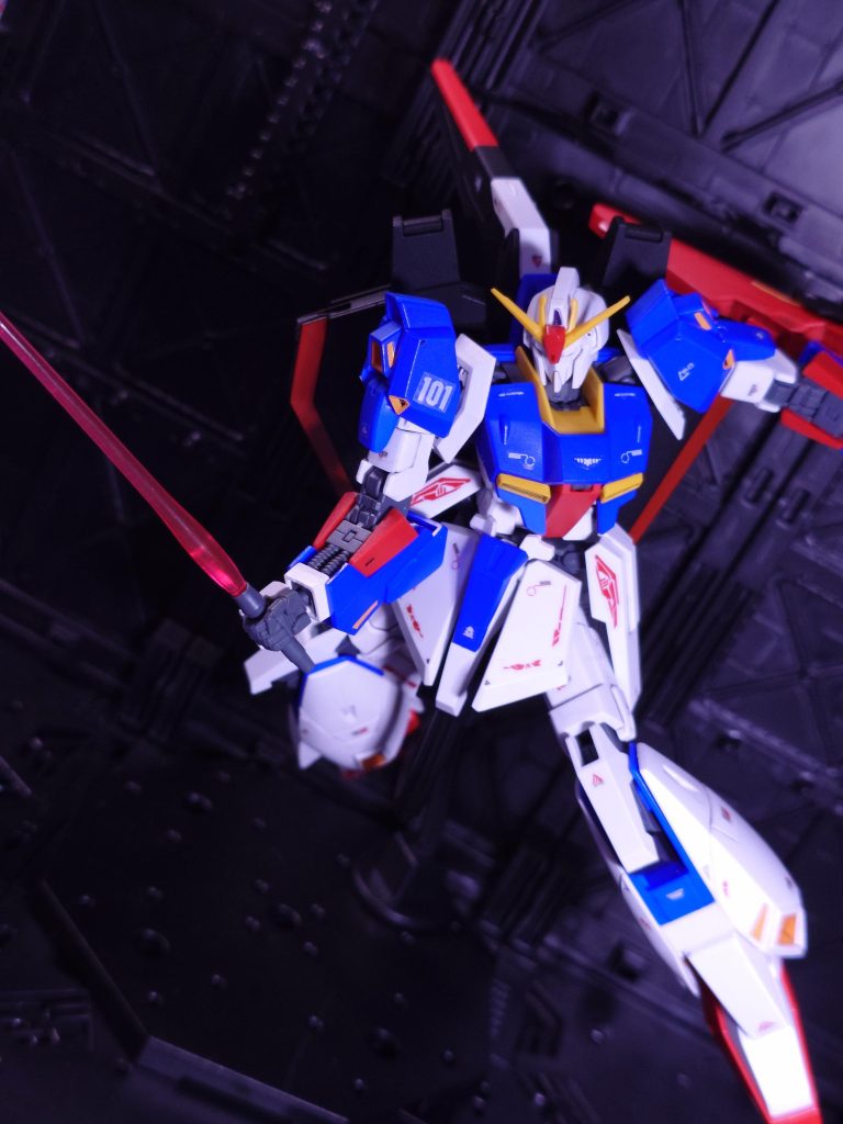 サーベルアクション足首とか作った感じはやや緩いかと思いましたが意外にしっかり自立もできるしポーズも保持できました。ゼータはアニメを見たことがなく、ポージングがあまり思いつかず箱絵のカッコいいポーズを真似してみました。