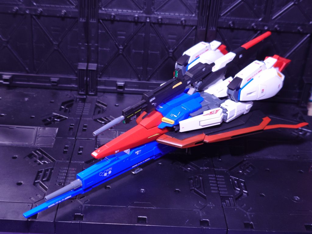 ウェイブライダーに変形、、、変形??HGだし、ディテールカッコいいのでオッケーですが、これほぼ組み直しですね(笑)ちょいちょい変形させるのは非常に手間なので、2個買ってそれぞれで並べておきたいかもです