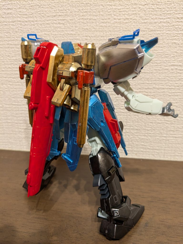 バックショットこちらは少々オリジナルを入れてみました。髪の延長と考えてバックパック、ビームカノンをイエローゴールド。で、赤いリボンの印象的なアリスなので、後ろに大きなリボンやワンポイントに小さなリボンあってもいいんじゃないかな〜と考えて、ビームカノン接続部、テールスタビライザーをメタリックレッド上にレッドです。だいぶアリスのイメージに迫れたかな〜と思い、満足したのでアップします。ただ、なんとなくこれだけだと満足できず、もう少々追加を…。