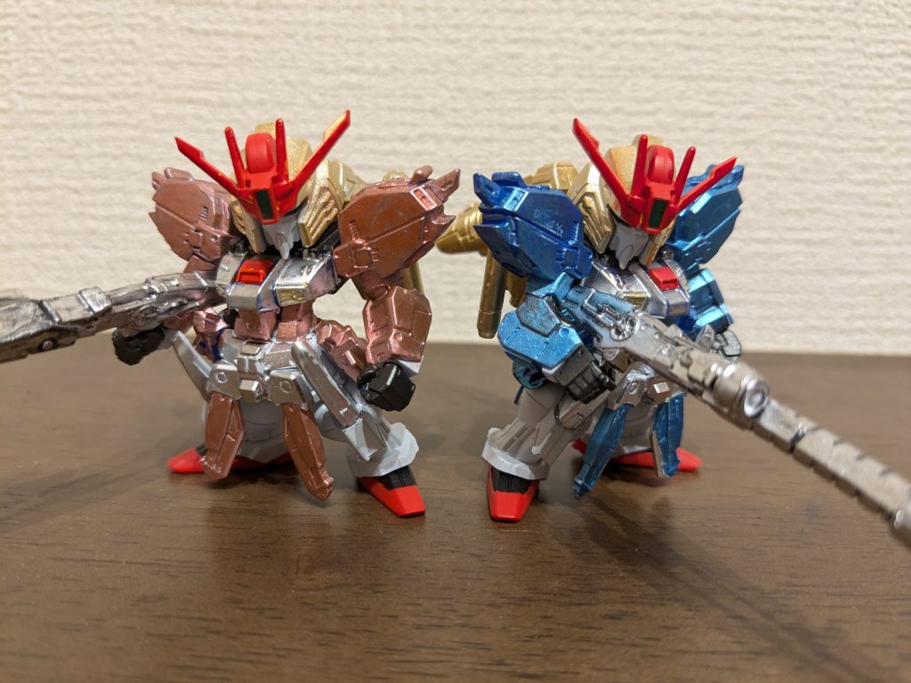 ガンダムコンバージのＳ-ガンダム２体を格安で譲っていただき、一部いじって塗装をし、蓬莱人形と上海人形をイメージしてみました。フロントスカートとサイドスカートは、Ｓ-ガンダム本体と同じようにいじってあります。それぞれの服装をイメージして、シャインシルバーを共通として、メタリックレッド、メタリックブルーで塗り分けました。髪イメージでイエローゴールドと、頭と胸のリボンイメージでレッドです。ビームスマートガンは、人形達が持っている武器をイメージしてシャインシルバーです。