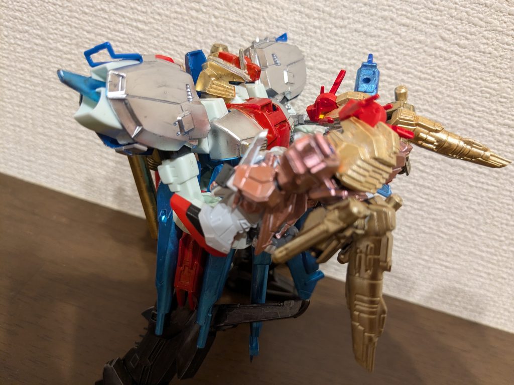 ブンドドその２人形達を抱きしめるアリス 旧キットなんですが、関節や手のひらをいじってあるため、こんなポージングもできました。アリスが人形達に優しくしている姿、ほっこりして好きなんですよね〜