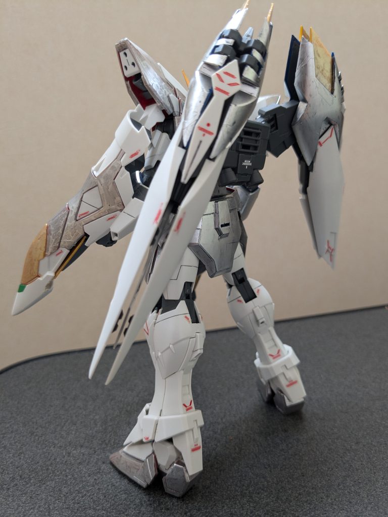 バックショット成型色のホワイトはそのまま、イエローのところをイエローゴールドにしました。で、本来はグレーとか淡〜いパープルな感じなんですけど、有り物ガンダムマーカーでどうするか考え、最終的に、赤の部分をシルバーに、青の部分をシャインシルバーに塗装しました。写真に撮ったら、言われないとあんまり分からないくらいの差となりました笑