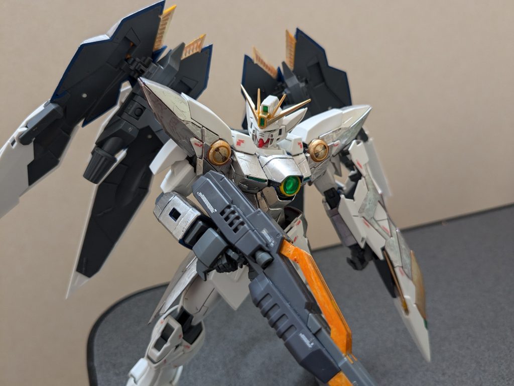 プロトゼロといえばこのウイングの展開。塗装ハゲとは無縁だったので良かった良かった!バスターライフルのイエローのところは、メタリックオレンジで塗装です。変形もできるのですが、皆様の予想通りだと思いますので、割愛させていただきます笑