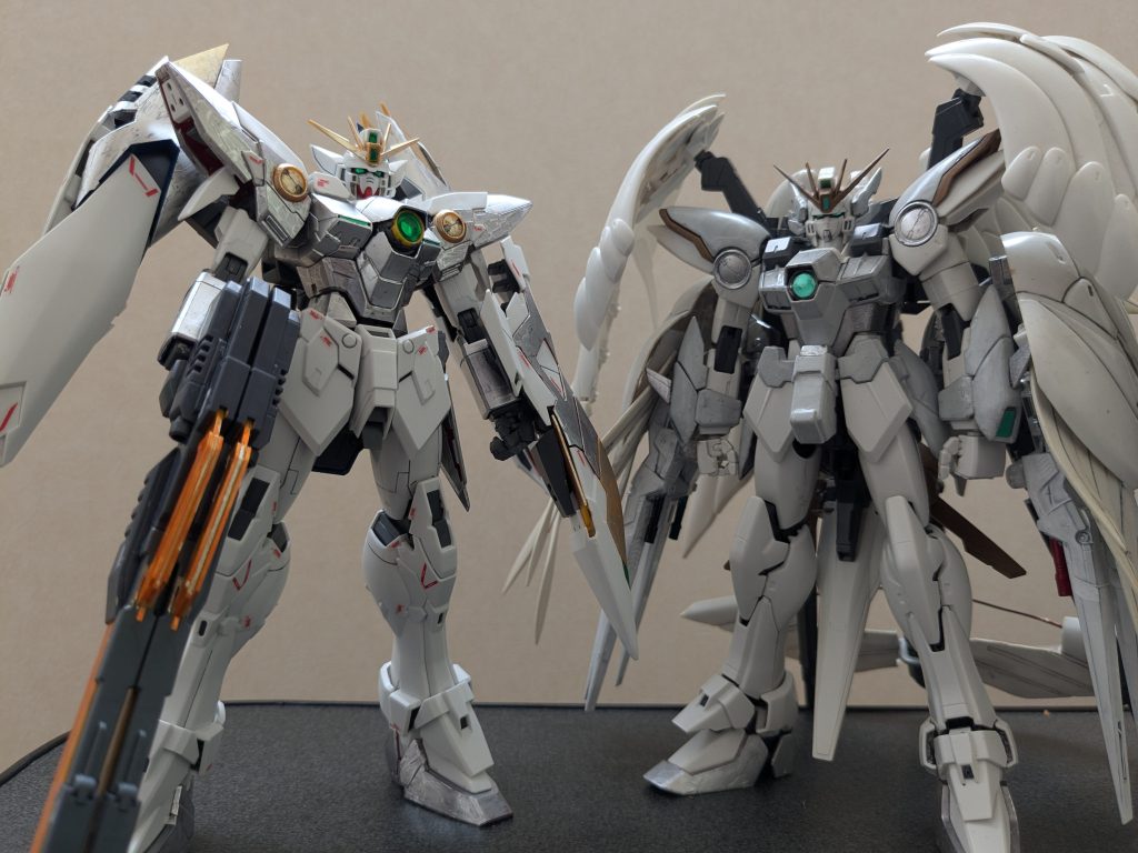 最後に、以前作成したスノーホワイトと並べて1枚。詳しくはこちらをご覧ください。https://gumpla.jp/mg/1159497このプロトゼロ1号機が、マーズセンチュリーになってスノーホワイトに改修され、親(アディン)の機体に子(ヒイロ)が乗って戦う、なんとも感慨深いシーンでした。以上、FrozenTeardropから、ウイングガンダムプロトゼロ1号機でした。これでホントに、FrozenTeardropに出てきたMS(モビルスーツ)については、過去編、現在編含めすべて完成!…次は、気が向いたらMS(マーズスーツ)かなと思う今日この頃でした笑ご覧いただき、ありがとうございました!