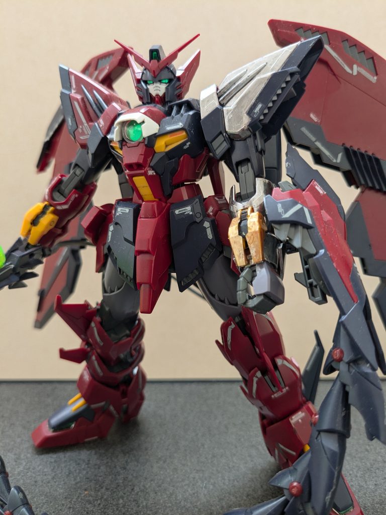 気持ち角度を変えて1枚。Ver.FrozenTeardropとありますが、見ての通り左腕をメッキシルバーで塗装しました。小説の字面では「 過去にウイングガンダムゼロとの決戦で切り落とされた左腕は銀色の新造パーツとなっており…」となっていたので、それに沿ってみた感じです。ただ、シルバー、シャインシルバー、メッキシルバーを並べ、どれにするかな〜と悩んでいたところ、頭の中から「マスクのライバルキャラの機体でシルバーだぞ!?そりゃも〜キラッキラのシルバーだろ!!」と、いう声が聞こえ、メッキシルバーと相成りました。なんとか•バジーナさんの影響が強すぎましたな笑