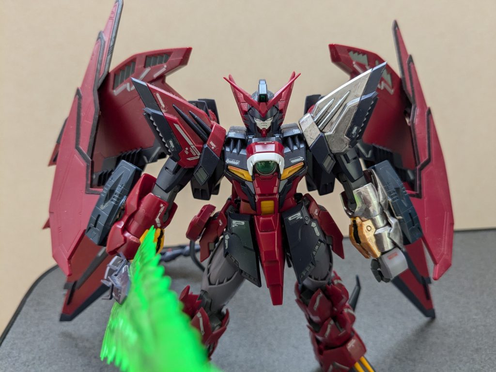 で、そのままだとそれはそれで面白くないな〜て思い、ここで追加を1つ。旧1/100エピオンのウイングを利用し、シュトゥルム・ウント・ドラングにしてみました。接続部の細い部分を切っただけで、シールド接続部にジャストフィットしました!サイズ感もバッチリの思わぬ発見!!こういうのがジャンク使用カンタン改造の醍醐味ですね