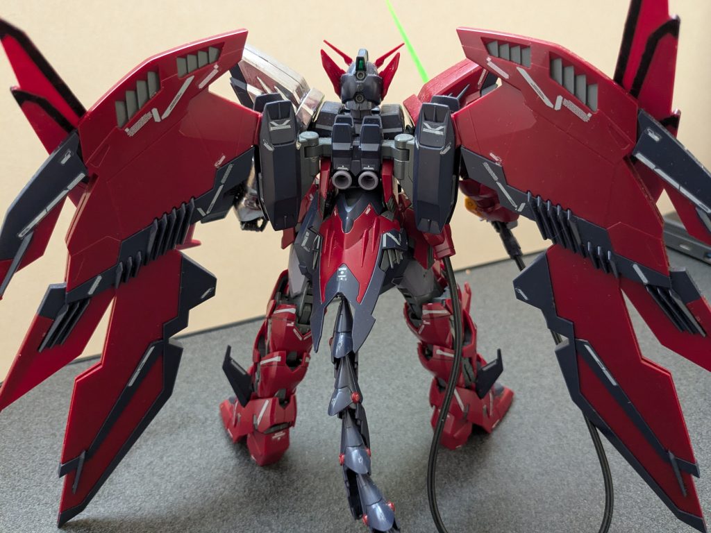 それに合わせて、バックパック裏に接続部を追加し、腰にシールドを装着できるようにしました。シュトゥルム・ウント・ドラング装備のエピオン、この尻尾がまたかっこいいです!