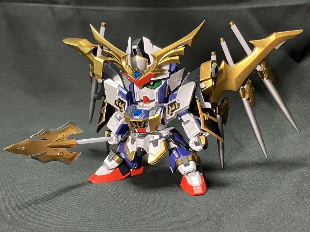 胸の模様は武器であるバスターランサーと槍を模したレリーフを彫刻しました。