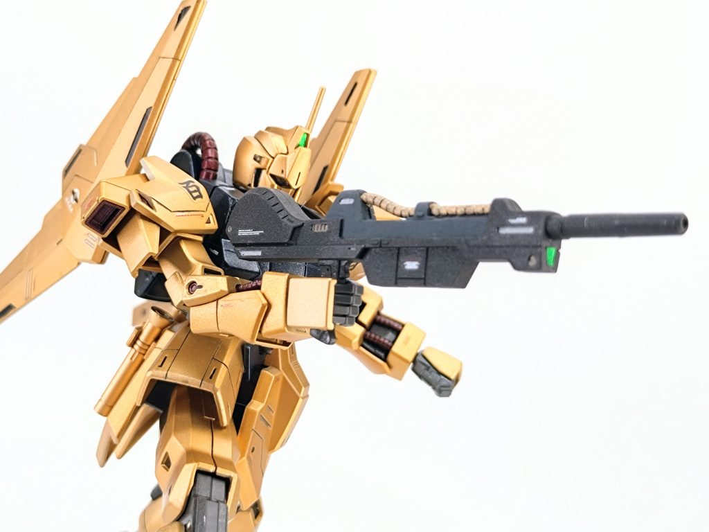 ビームライフルの塗り分けカッコよく出来たと思う。緑のセンサー部分は、いつもはエナメルで塗りますが、今回はサボって付属のシール。やっぱりちょっと鮮やか過ぎる気が…