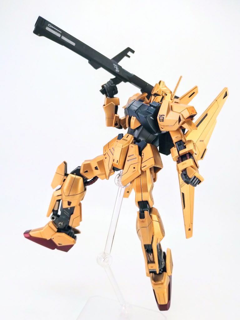 バズーカ、肩アーマーと干渉しません？無理に担ぐと持ち手の角度が変になる。背中に背負う専用ですか、そうですかw