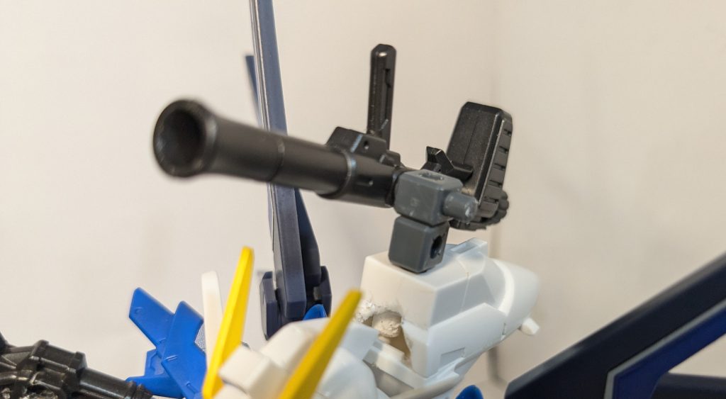 機首部分の穴にジョイントを2個付け、両側にバズーカ2個取り付けます