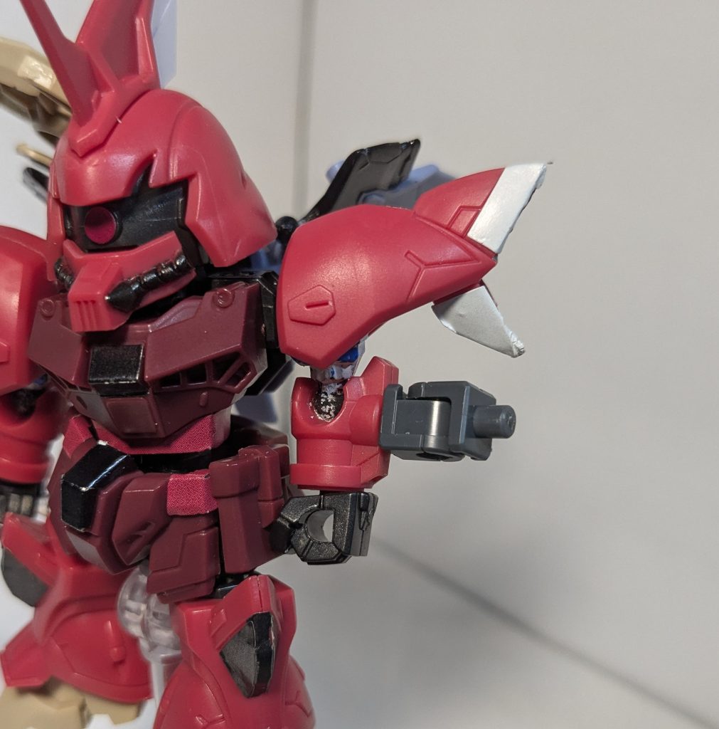 腕は同梱のジョイントパーツで凸穴を増やせるので、そこにパーツを嵌めていきます