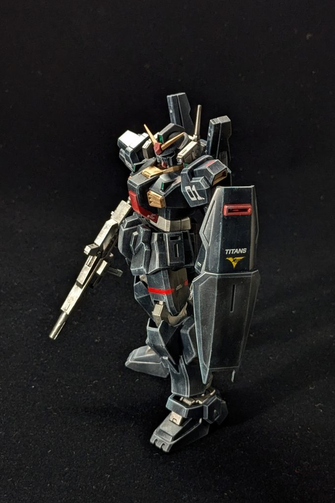 金と銀の成形色だけはカッコ悪いので塗り直してます。ラインもデカールが切れたので塗り直しました。