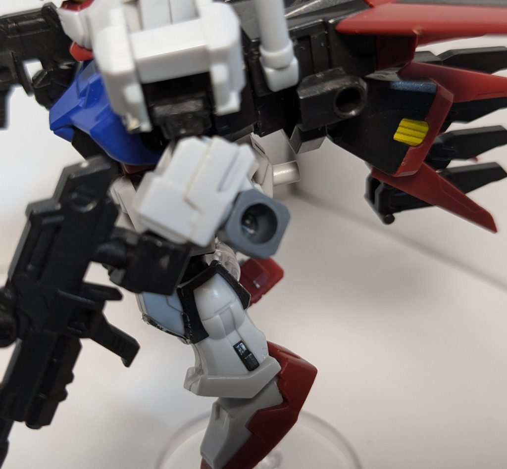 シールドの取り付け穴にジョイントパーツを付けます