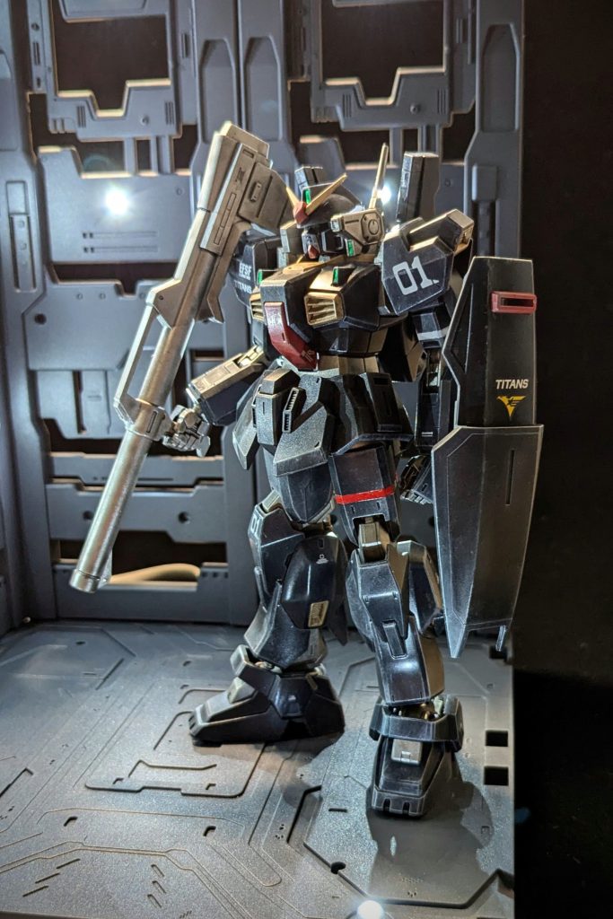 アニメ塗りは無理だけど箱絵の迫力を再現したかった。色々加工しようにも年をとると老眼と気力が続かないので普通に作って色塗りも必要最低限でサクサク作ったつもりです。