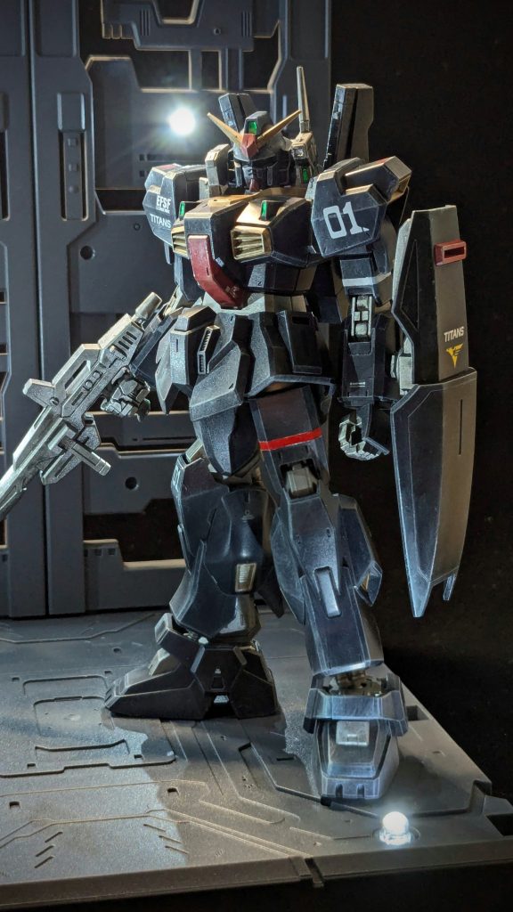 ガンプラって普通に組んでトップコート吹くだけでもカッコいいんですね〜改めてバンダイさんのキットの素晴らしさを実感しました。僕の場合これから作るガンプラは成形色で仕上げる方法が多くなると思います。ここまで色分けしてくれてるキットって親切過ぎる！