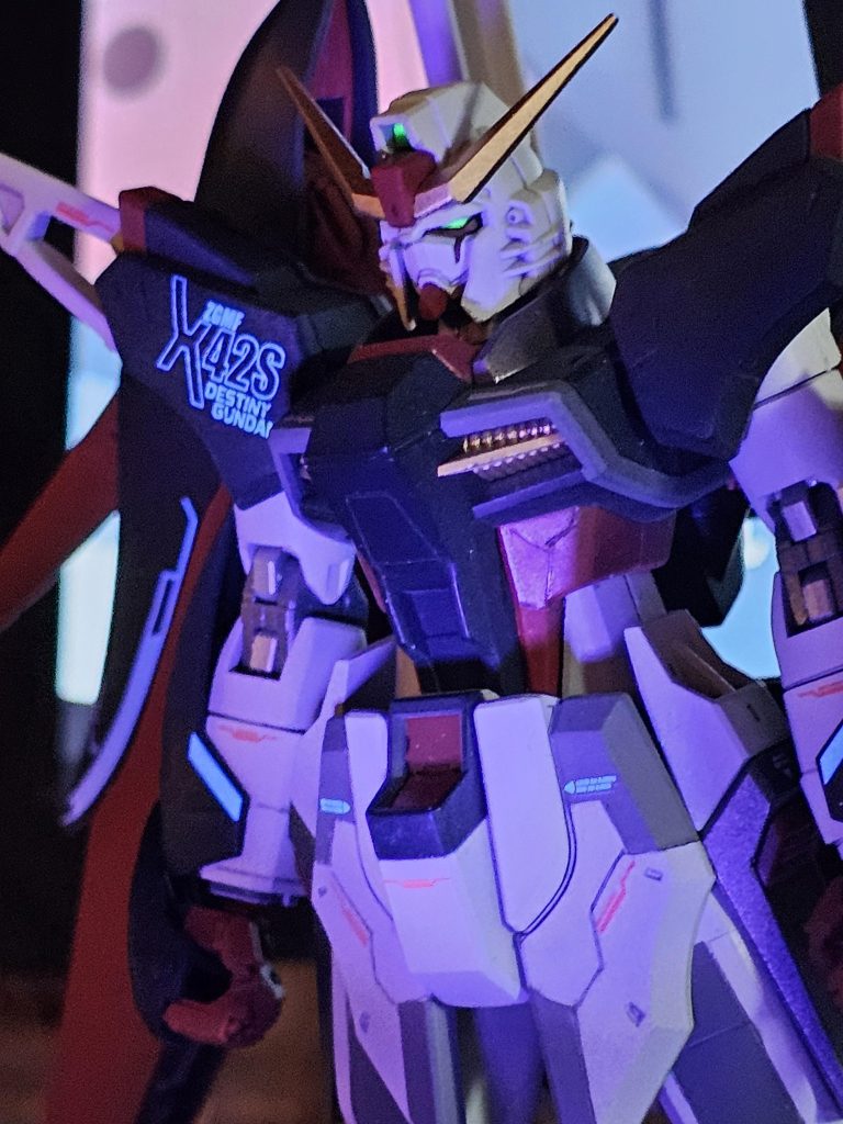 このデカールはネットで購入しましたが、ブラックライトで光るんですね~。よく分からずに購入して光らせるのは予定外だったのですが、カッコいいから良し(笑)最後までご覧頂きありがとうございます!コメント頂けたら励みになりますので気軽にコメント宜しくお願い致します!