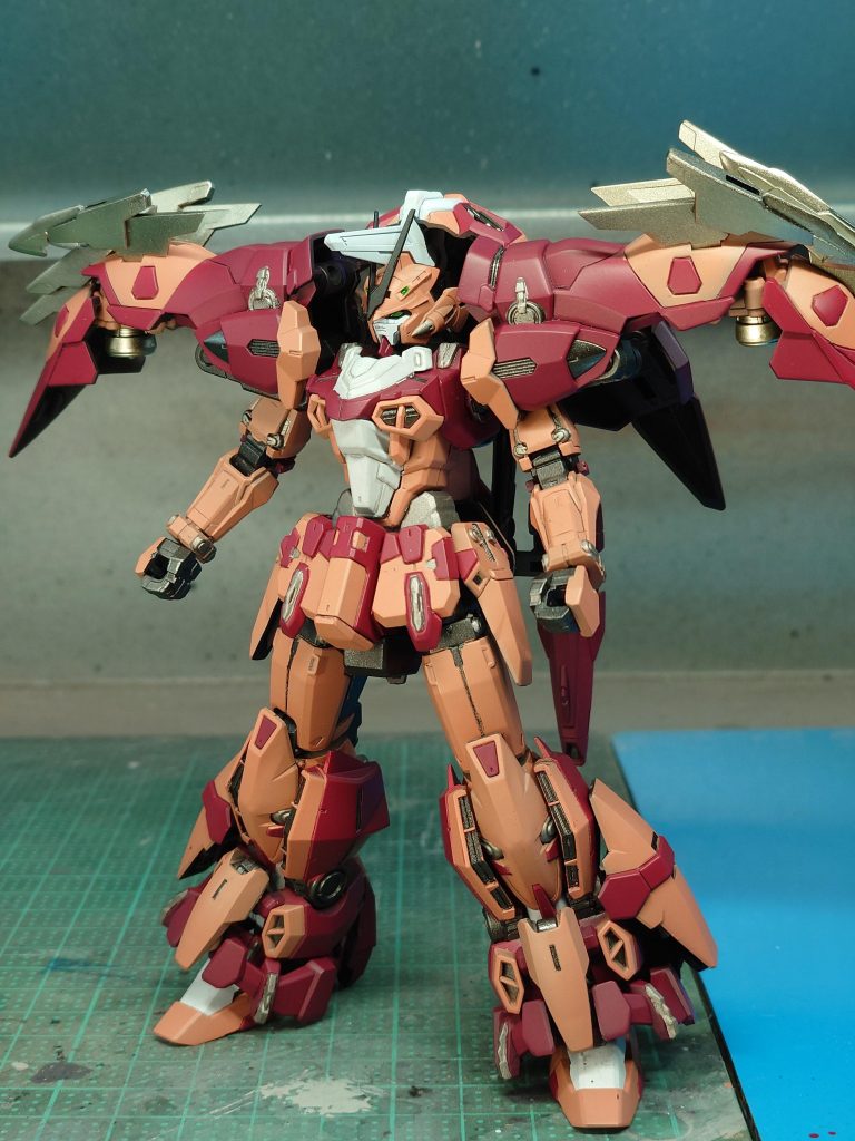 全身モールドが細かく入っているので、細かく塗り分けました。基本的に黒サフからのエアブラシ塗装です。胴体の白と、丸モールド、細長いシルバーのモールドは筆塗りです。胴体の白は組んでから塗り忘れているのに気が付いたので、エアブラシを出すのがめんどくさくなって筆で塗りました。出来栄え的にはちゃんとエアブラシ使うべきでしたね。