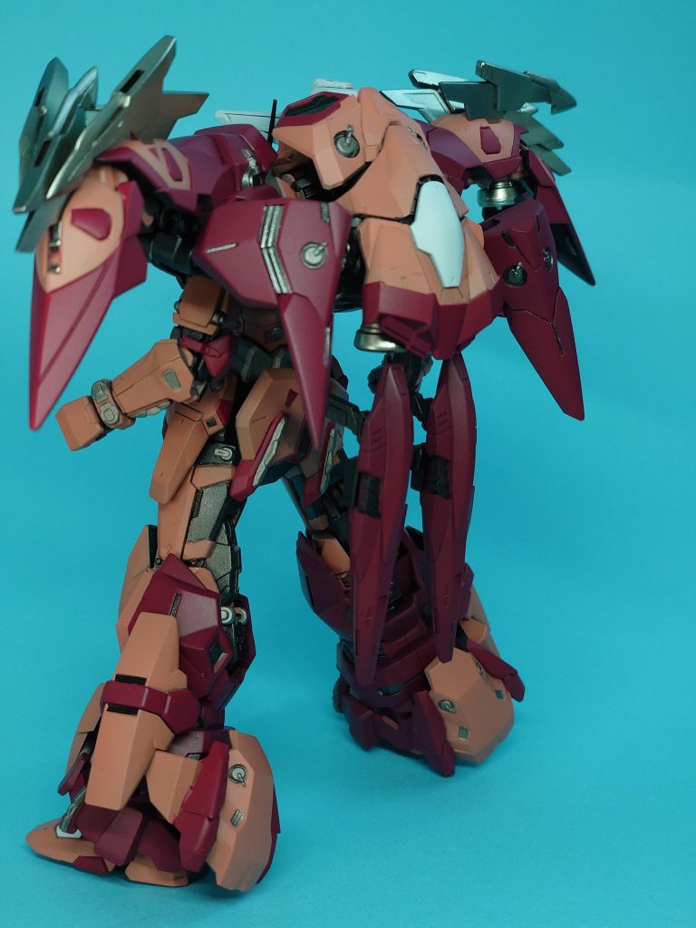 外装が干渉したり、パーツが取れやすいので、ポーズはつけづらいです。