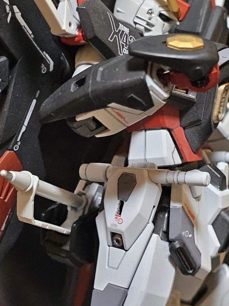 アップにすると荒らさが目立ってお恥ずかしいですが、今回頑張ったのはストフリみたいに腰にライフルを取り付け出来るようにスジボリ用タガネを使用して穴あけ加工をしたりした所です！そういうのは他のモデラーさんは普通にやってるんでしょうけど…(笑)私には結構大変でした( ノД`)…