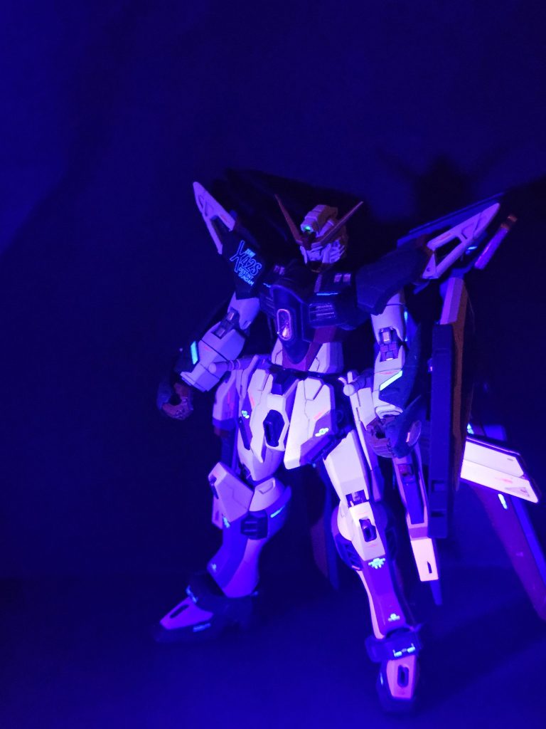 デカールは前回投稿したデスティニ―にも使用し、余ったデカールを使用しました。ブラックライトで光るのでカッコいいと個人的には思っています。