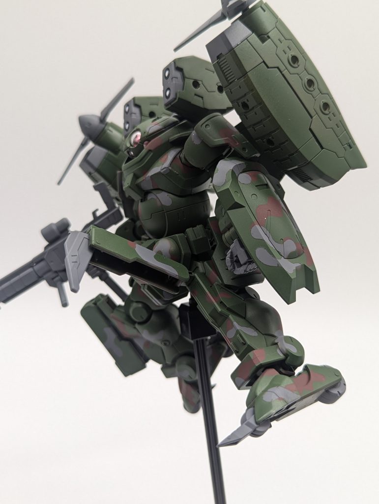 元の可動域もそのまままになっております。背中が重い分少し仰け反りますが普通に自立可能です。