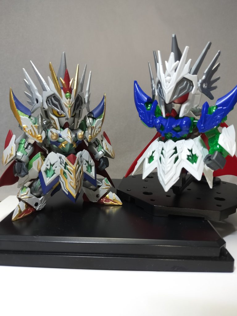 素組と比較して剣と脚部をキットニコイチで制作した為素組は余りを組んだものになります